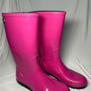 UGG Shaye Hot Pink Rain Boots – Furious Fushia in Women’s Size 9